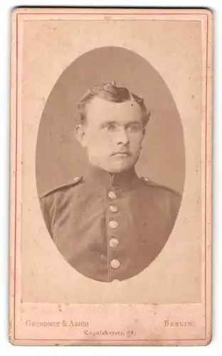 Fotografie Grundner & Abich, Berlin, Portrait Soldat in Uniform