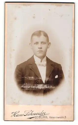 Fotografie Hans Schneider, Coburg, Portrait junger Mann im Anzug mit Fliege