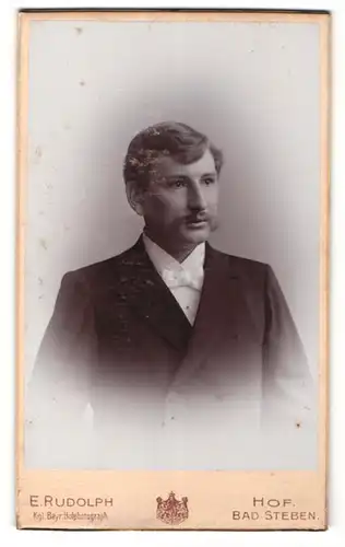 Fotografie E. Rudolph, Hof, Portrait stattlicher Herr im Anzug mit Fliege