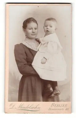 Fotografie D. Mendelsohn, Berlin-N, Portrait hübsch gekleidet Dame mit Kleinkind auf dem Arm