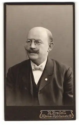 Fotografie R. Przibill, Hamburg-Altona, Portrait Herr mit Zwicker im Anzug