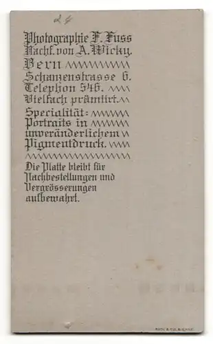 Fotografie F. Fuss, Bern, Portrait süsses Baby im niedlichen Kleid