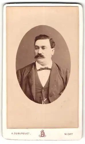 Fotografie A. Duburguet, Niort, Portrait schnauzbärtiger Mann im Jacket mit Querbinder