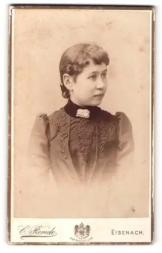 Fotografie C. Remde, Eisenach, Portrait junge Frau im dunklen Kleid mit Stickereien
