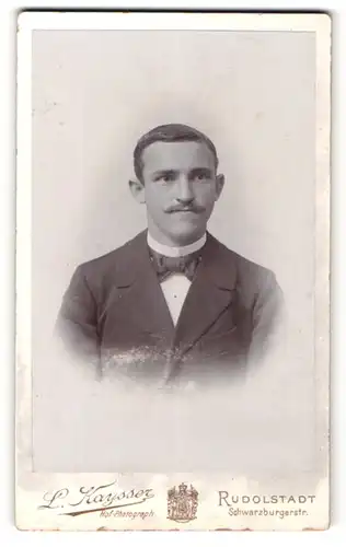 Fotografie L. Kaysser, Rudolstadt, Portrait Mann im Jacket mit Fliege