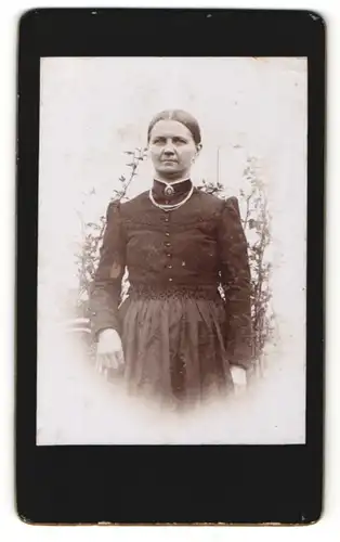 Fotografie unbekannter Fotograf und Ort, Portrait ältere Frau im langen Kleid mit Halskette