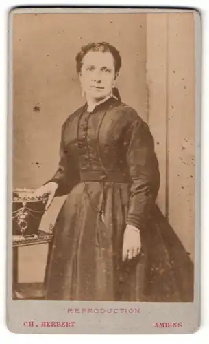 Fotografie Ch. Herbert, Amiens, Portrait elegant gekleidete Frau mit Schleife im Haar