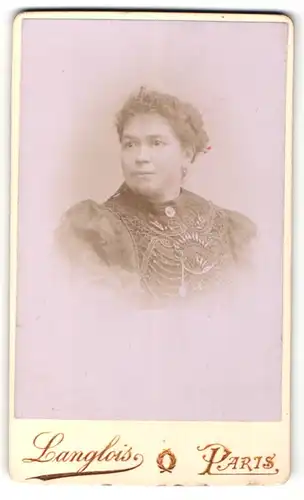 Fotografie Langlois, Paris, Portrait hübsche Frau in bestickter Bluse