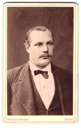Fotografie Ferd. Grundmann, Gotha, Portrait edler Herr mit Oberlippenbart