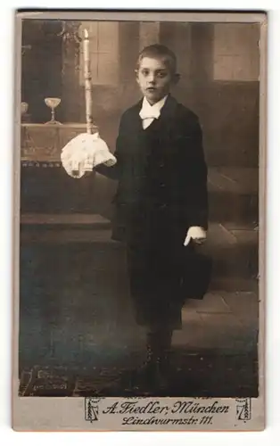 Fotografie A. Fiedler, München, Portrait charmanter Bube im Anzug mit Kerze