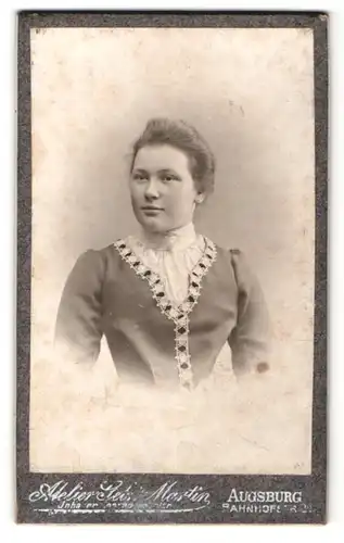 Fotografie Gebr. Martin, Augsburg, Portrait edle Frau in weisser Bluse