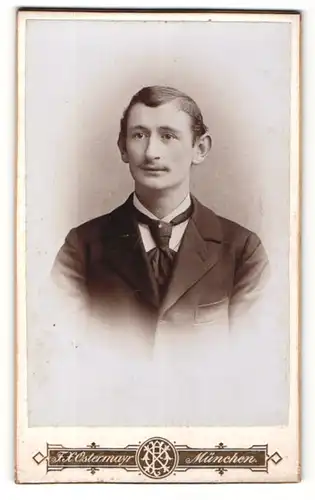 Fotografie F. X. Ostermayr, München, Portrait dunkelhaariger Herr mit Krawatte im Anzug