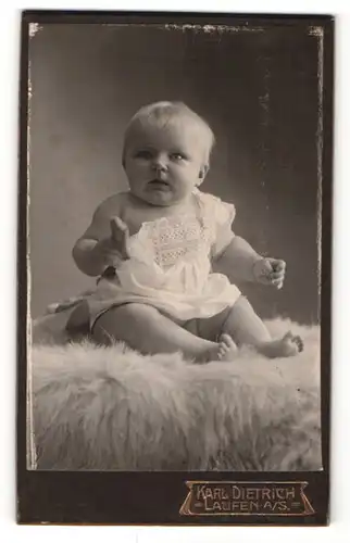 Fotografie Karl Dietrich, Laufen, Portrait niedliches Kleinkind im weissen Kleidchen