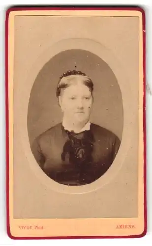 Fotografie Vivot, Amiens, Portrait charmante Dame im schwarzen Kleid