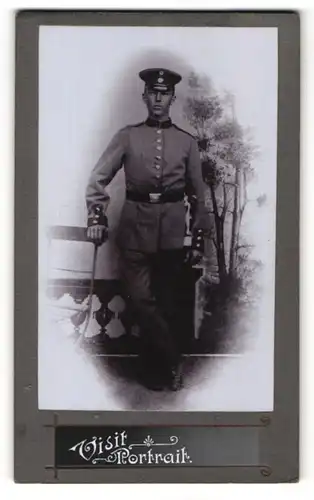 Fotografie Visit, Ort unbekannt, Portrait Soldat in interessanter Uniform