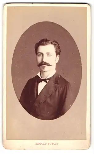 Fotografie Leopold Dubois, Poitiers, Portrait charmanter Herr mit Schnauzbart