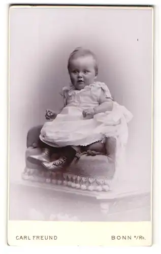 Fotografie Carl Freund, Bonn, Portrait niedliches Kleinkind im weissen Kleidchen