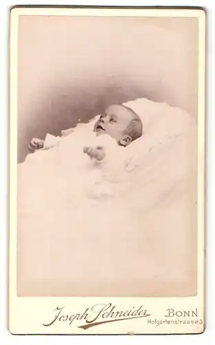 Fotografie Joseph Schneider, Bonn, Portrait niedliches Baby im weissen Kleidchen