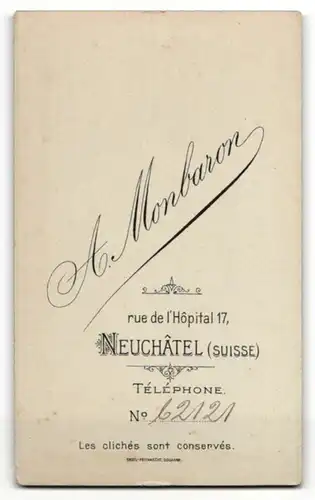 Fotografie A. Monbaron, Neuchatel, Portrait eleganter Bube mit Fliege im Anzug