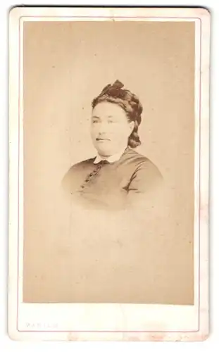 Fotografie Marius, Paris, Portrait dunkelhaarige Frau in schwarzer Bluse