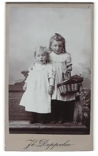 Fotografie Jb. Deppeler, Bern, Portrait zwei süsse Kleinkinder in Kleidern