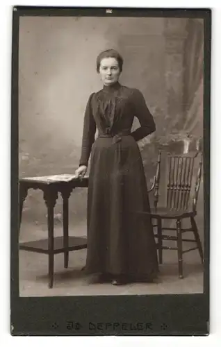 Fotografie Jb. Deppeler, Bern, Portrait bezaubernde Frau im schwarzen Kleid