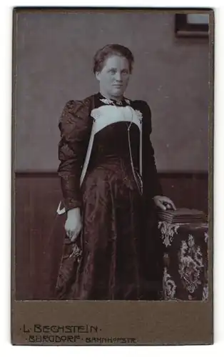 Fotografie L. Bechstein, Burgdorf, Portrait dunkelhaarige Dame im schwarzen Kleid