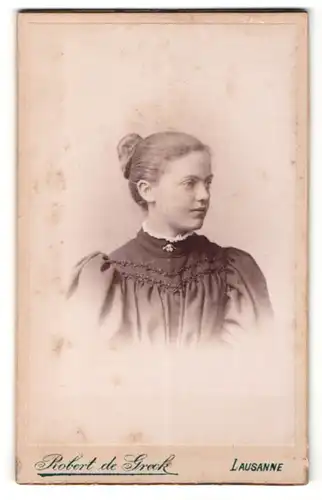 Fotografie Robert de Greck, Lausanne, Portrait schönes Fräulein im bestickten Kleid