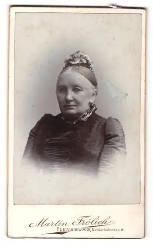 Fotografie Martin Frölich, Flensburg, Portrait ältere Dame im bestickten Kleid