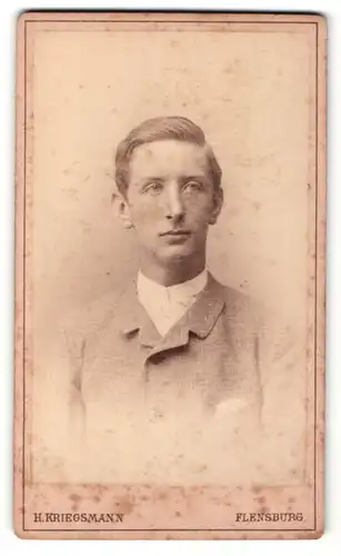Fotografie H. Kriegsmann, Flensburg, Portrait junger Herr im Anzug