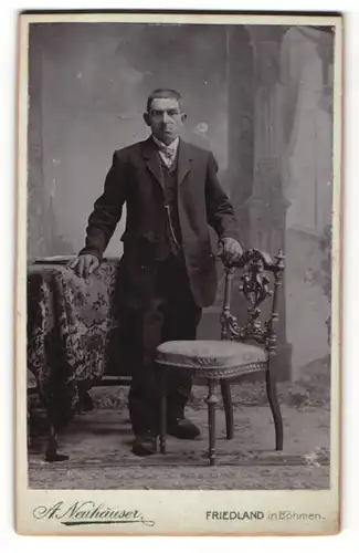 Fotografie A. Neuhäuser, Friedland, Portrait stattlicher Mann im Anzug