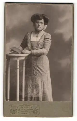 Fotografie J. Zeman, Schumburg, Portrait dunkelhaarige Dame im bestickten Kleid
