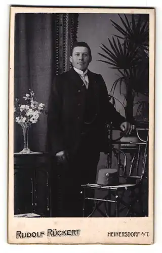 Fotografie Rudolf Rückert, Heinersdorf, Portrait eleganter Mann im Anzug