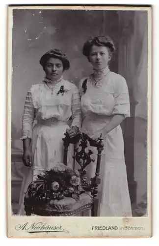 Fotografie A. Neuhäuser, Friedland, Portrait zwei hübsche Damen in Kleidern