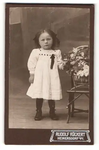 Fotografie Rudolf Rückert, Heinersdorf, Portrait niedliches Mädchen im weissen Kleid