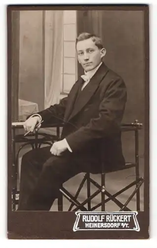 Fotografie Rudolf Rückert, Heinersdorf, Portrait junger Herr im Anzug
