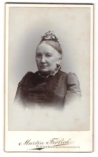 Fotografie Martin Fröhlich, Flensburg, Portrait ältere Dame im bestickten Kleid