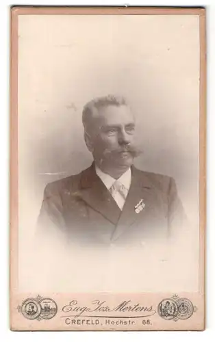 Fotografie Eug. Jos. Mertens, Crefeld, Portrait stattlicher Herr mit Schnauzbart