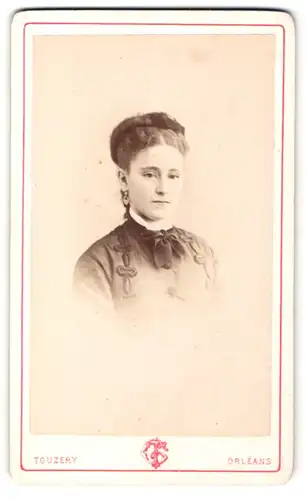 Fotografie Touzery, Orleans, Portrait dunkelhaarige Frau mit Ohrschmuck