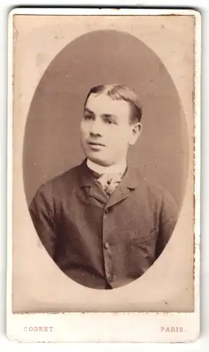 Fotografie Cognet, Paris, Portrait edler Mann mit Krawatte im Anzug