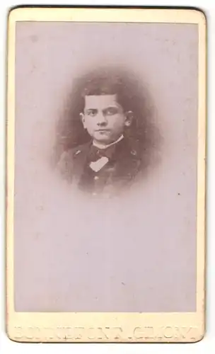 Fotografie Bonnefont, Gimont, Portrait junger Herr mit Fliege im Anzug