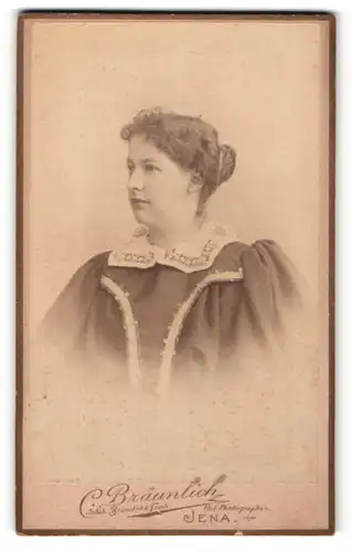 Fotografie C. Bräunlich, Jena, Portrait charmante Frau in bestickter Bluse