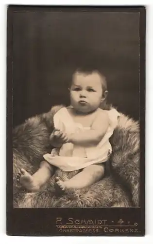 Fotografie P. Schmidt, Coblenz, Portrait niedliches Kleinkind im weissen Kleidchen