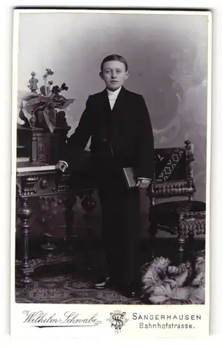 Fotografie Wilhelm Schwabe, Sangerhausen, Portrait eleganter Junge im Anzug