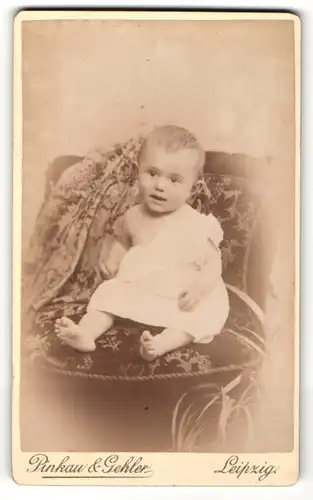 Fotografie Pinkau & Gehler, Leipzig, Portrait niedliches Kleinkind im weissen Kleidchen