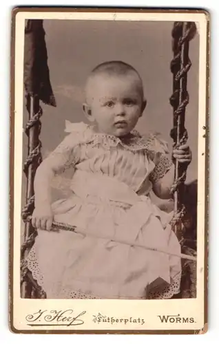 Fotografie J. Herf, Worms, Portrait bezauberndes Kleinkind im weissen Kleidchen