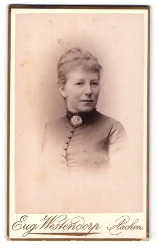 Fotografie Eug. Westendorp, Aachen, Portrait edle Frau in grauer Bluse