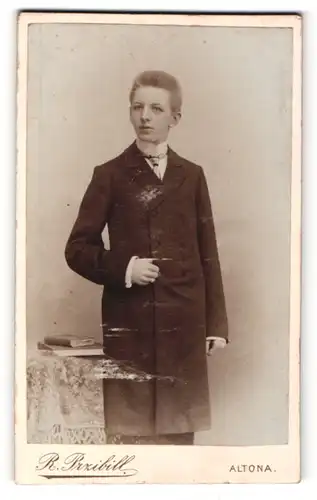 Fotografie R. Przibill, Altona, Portrait junger Mann mit Krawatte im Anzug