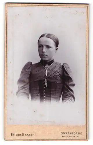 Fotografie Friedr. Baasch, Eckernförde, Portrait schönes Fräulein mit Kreuzkette