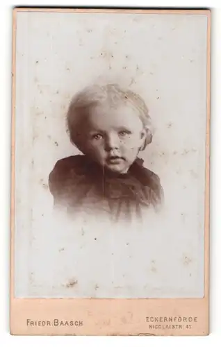 Fotografie Friedr. Baasch, Eckernförde, Portrait niedliches Kleinkind im schwarzen Kleidchen